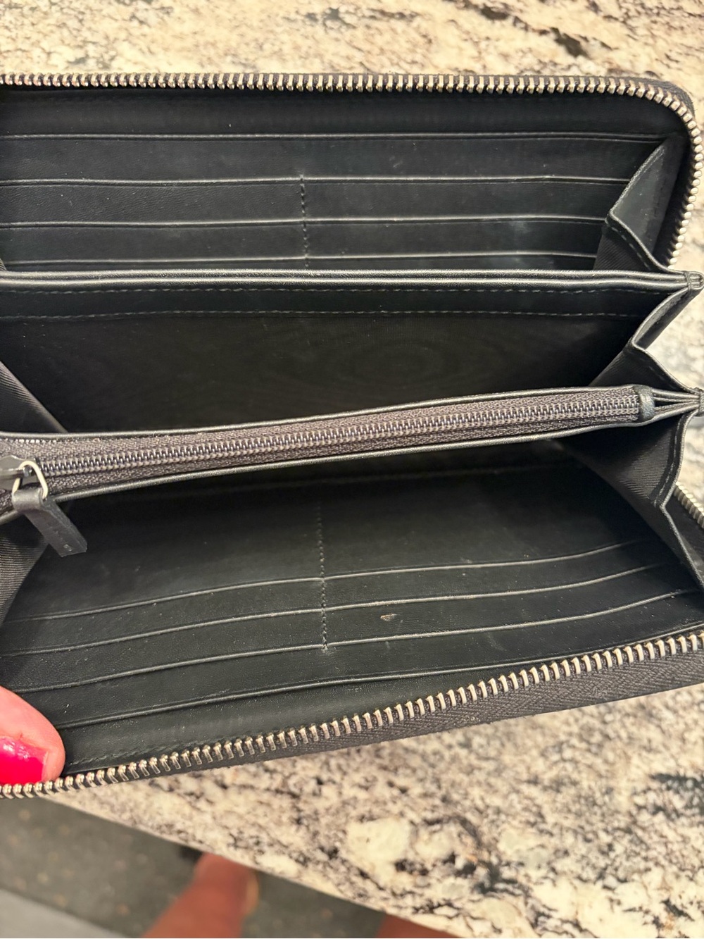 Gucci Black Wallet with Gold 'GUCCY' Logo - Picture 5 of 6